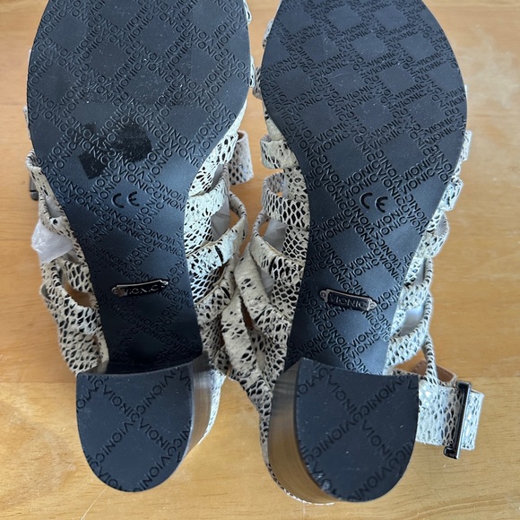 NWOT Vionic size 6.5 - Women's Black and White Strappy Sandals - Picture 6 of 8